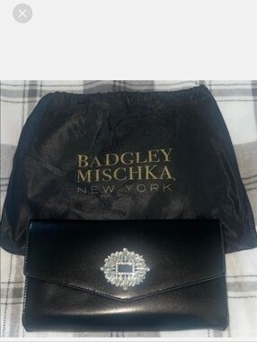 ❤️NEW!!!❤️ Oversize Badgley Mischka Black Clutch with embellished accent.